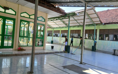 Piket Rutin Rohis, MTs Negeri 2 Kota Cirebon Jaga Kebersihan Masjid untuk Kenyamanan Ibadah