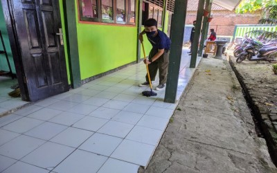 Siap Mengawali PTM Terbatas Dengan Melaksanakan Kebersihan