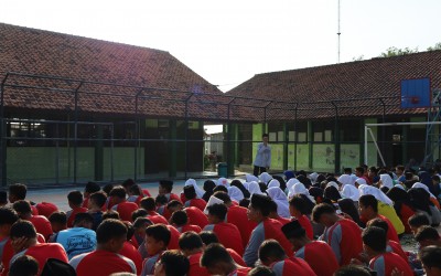 Keutamaan Sedekah Jumat: Pembina Keagamaan MTs Negeri 2 Kota Cirebon Ajak Siswa Meneladani Nilai Keikhlasan